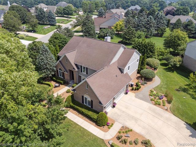 324 Nairn Circle, Highland, MI 48357