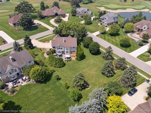 324 Nairn Circle, Highland, MI 48357