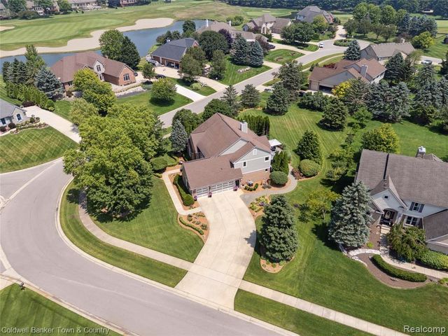 324 Nairn Circle, Highland, MI 48357