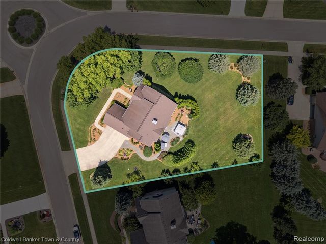 324 Nairn Circle, Highland, MI 48357