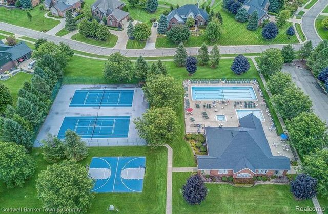 324 Nairn Circle, Highland, MI 48357