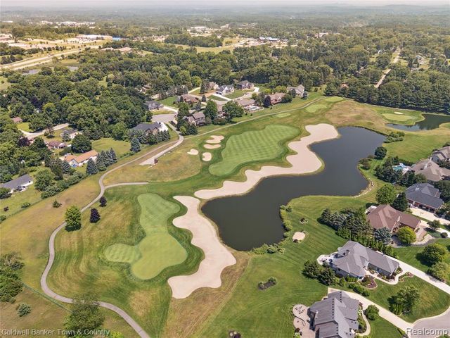 324 Nairn Circle, Highland, MI 48357