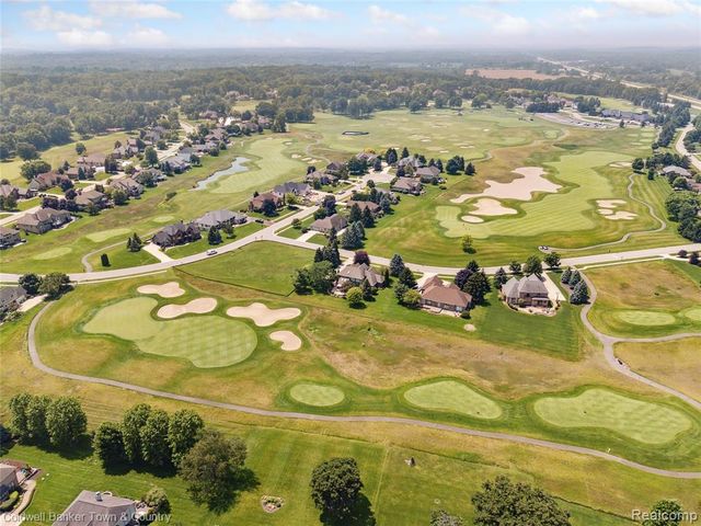 324 Nairn Circle, Highland, MI 48357