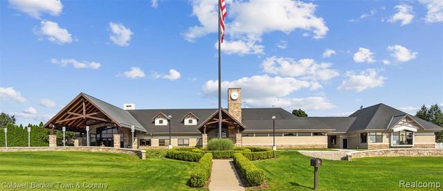 324 Nairn Circle, Highland, MI 48357