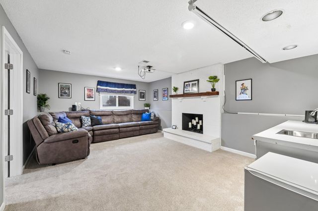 810 Clearbrook Lane, Vadnais Heights, MN 55127