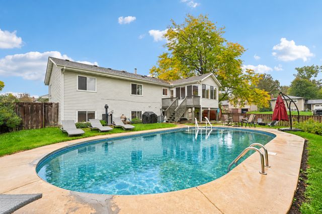 810 Clearbrook Lane, Vadnais Heights, MN 55127