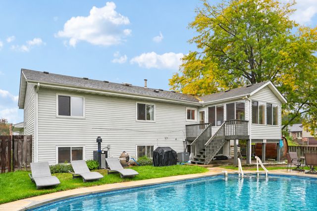 810 Clearbrook Lane, Vadnais Heights, MN 55127