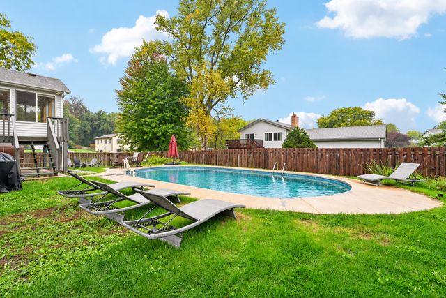 810 Clearbrook Lane, Vadnais Heights, MN 55127