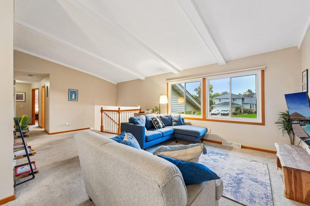 810 Clearbrook Lane, Vadnais Heights, MN 55127