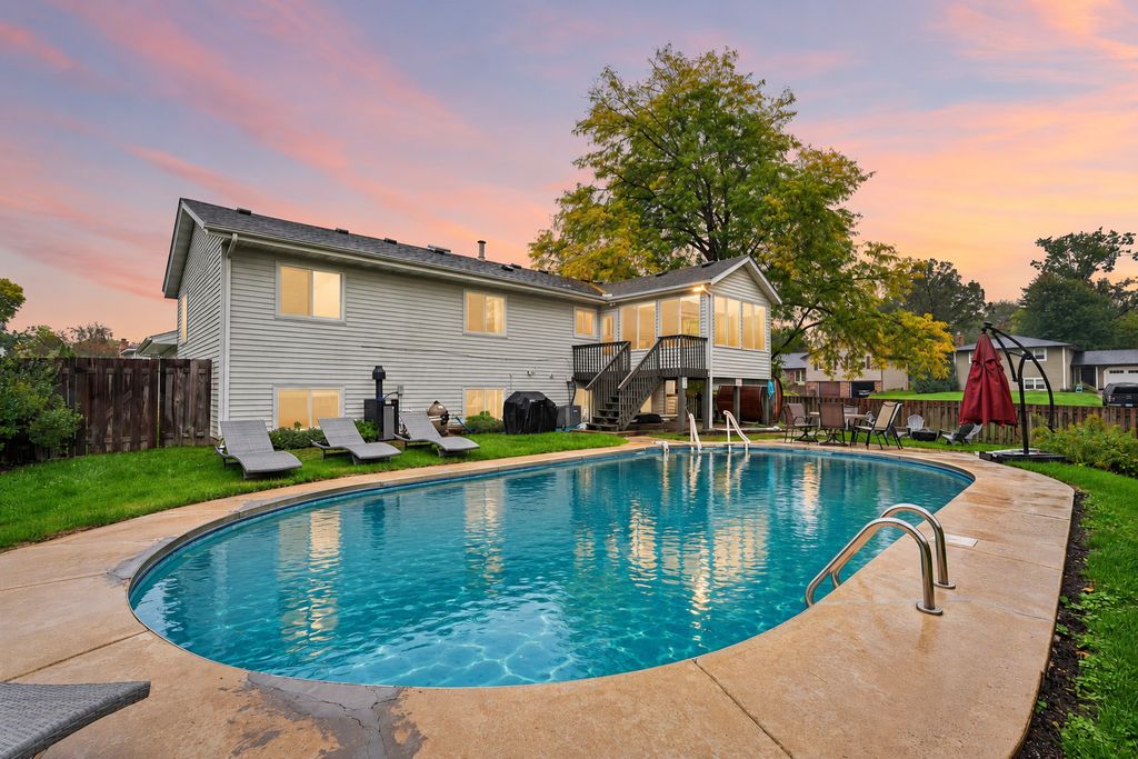 810 Clearbrook Lane, Vadnais Heights, MN 55127