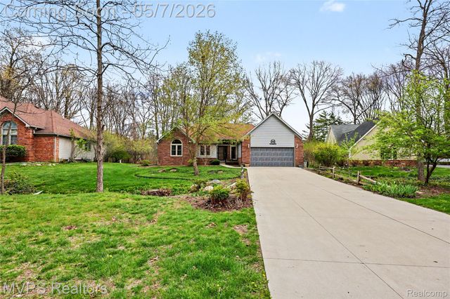 936 Wildbrook Lane, Lake Orion Village, MI 48362