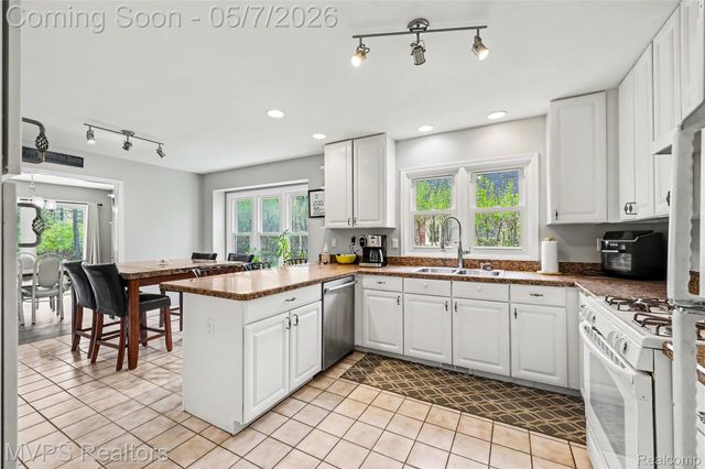 936 Wildbrook Lane, Lake Orion Village, MI 48362