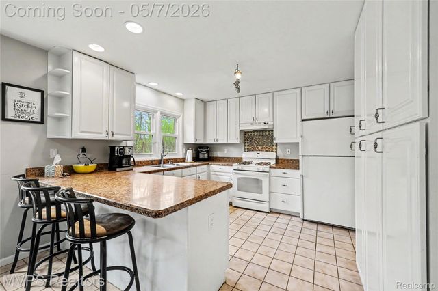 936 Wildbrook Lane, Lake Orion Village, MI 48362