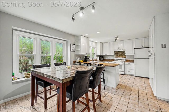 936 Wildbrook Lane, Lake Orion Village, MI 48362