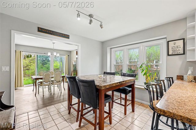 936 Wildbrook Lane, Lake Orion Village, MI 48362