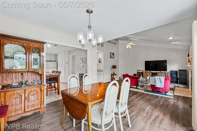 936 Wildbrook Lane, Lake Orion Village, MI 48362