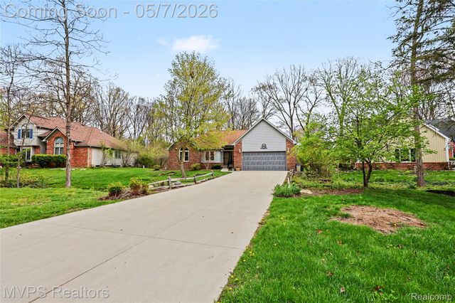 936 Wildbrook Lane, Lake Orion Village, MI 48362