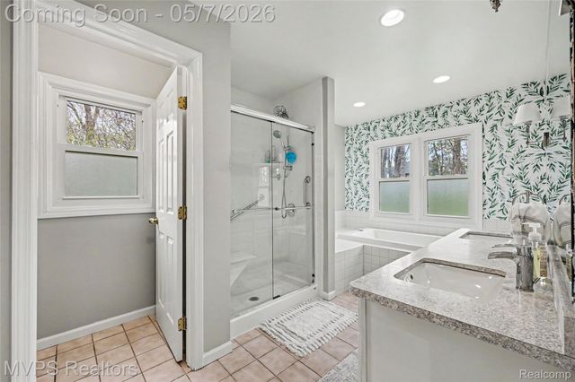936 Wildbrook Lane, Lake Orion Village, MI 48362
