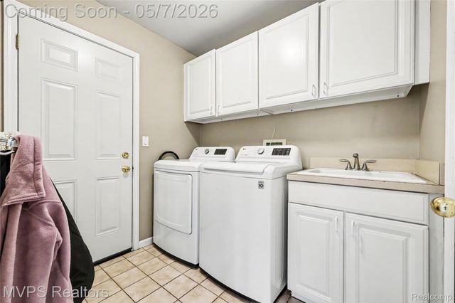 936 Wildbrook Lane, Lake Orion Village, MI 48362