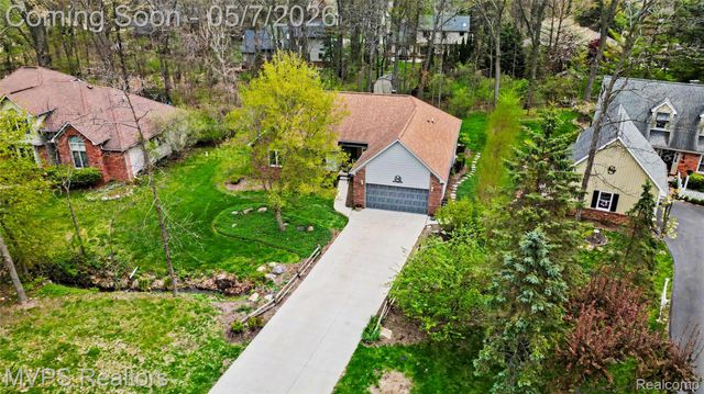 936 Wildbrook Lane, Lake Orion Village, MI 48362