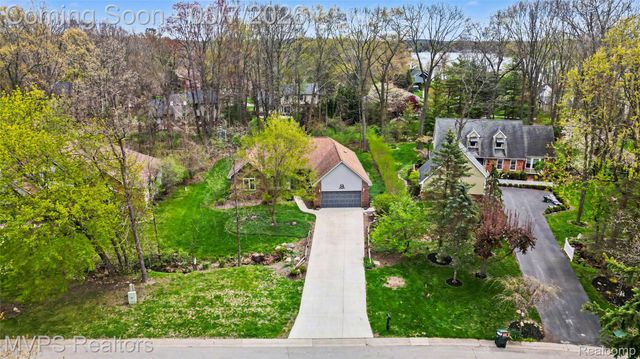 936 Wildbrook Lane, Lake Orion Village, MI 48362