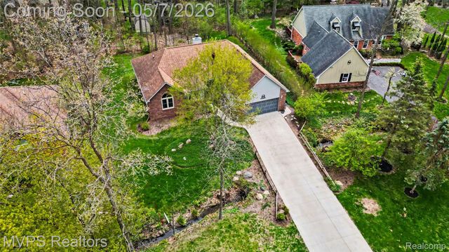 936 Wildbrook Lane, Lake Orion Village, MI 48362