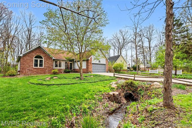 936 Wildbrook Lane, Lake Orion Village, MI 48362