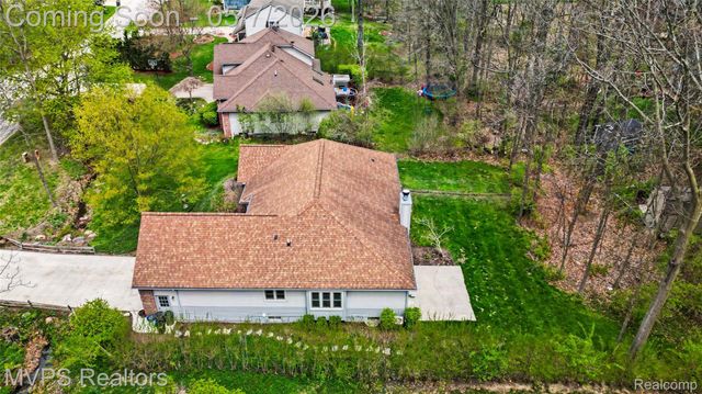 936 Wildbrook Lane, Lake Orion Village, MI 48362