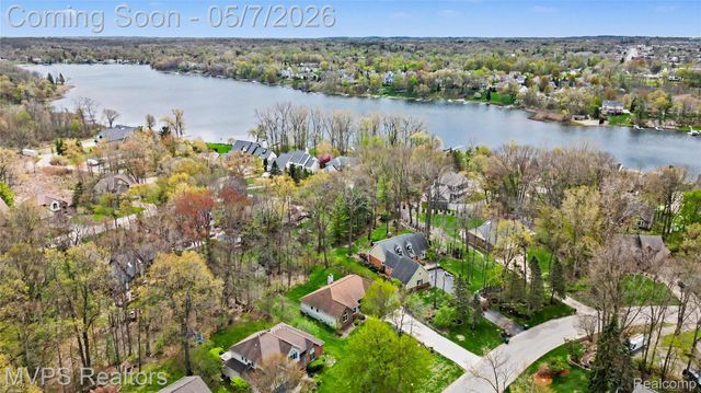 936 Wildbrook Lane, Lake Orion Village, MI 48362