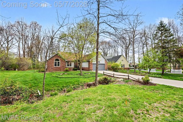936 Wildbrook Lane, Lake Orion Village, MI 48362
