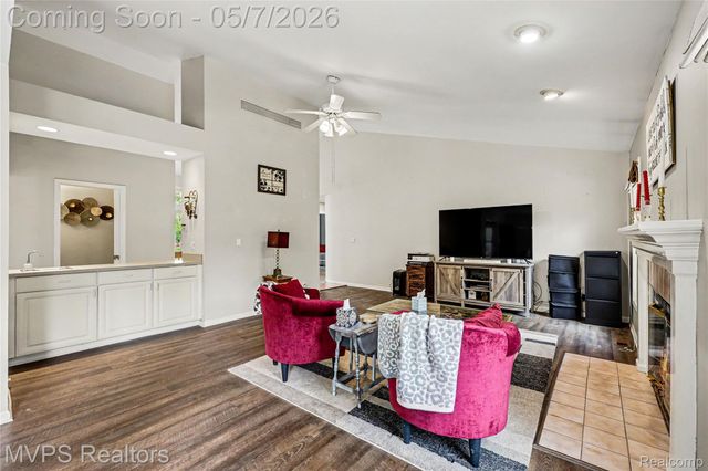 936 Wildbrook Lane, Lake Orion Village, MI 48362