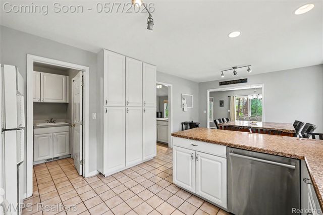 936 Wildbrook Lane, Lake Orion Village, MI 48362