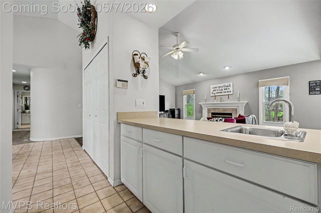 936 Wildbrook Lane, Lake Orion Village, MI 48362