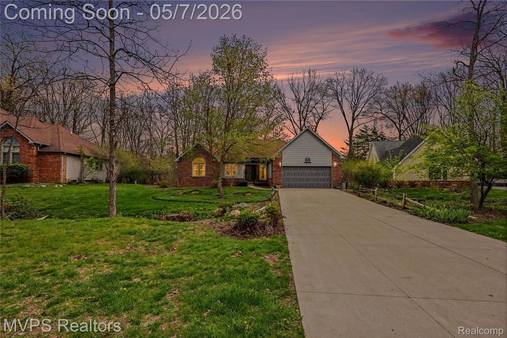 936 Wildbrook Lane, Lake Orion Village, MI 48362