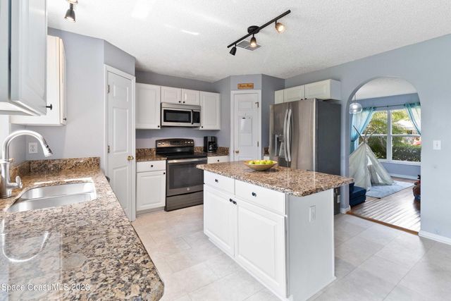 1531 Vista Lake Circle, Melbourne, FL 32904