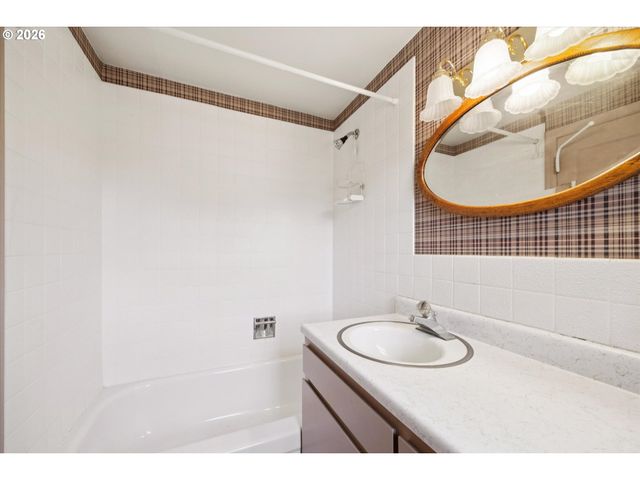 6821 Se Reed College Pl, Portland, OR 97202