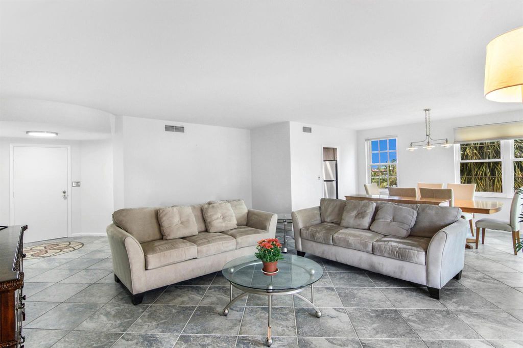 Image 10 of property listing at 3475 S Ocean Boulevard 2160, Palm Beach, FL 33480