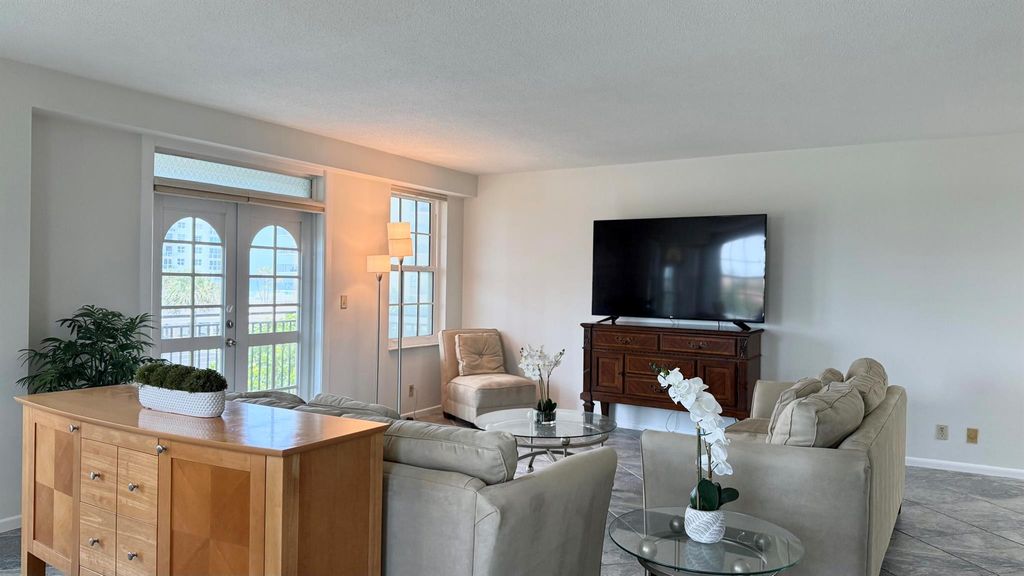 Image 11 of property listing at 3475 S Ocean Boulevard 2160, Palm Beach, FL 33480