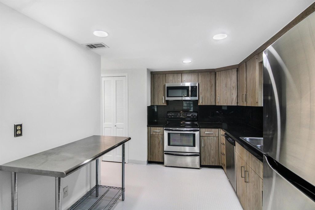 Image 16 of property listing at 3475 S Ocean Boulevard 2160, Palm Beach, FL 33480