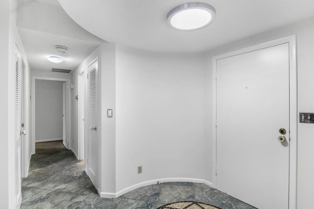 Image 5 of property listing at 3475 S Ocean Boulevard 2160, Palm Beach, FL 33480