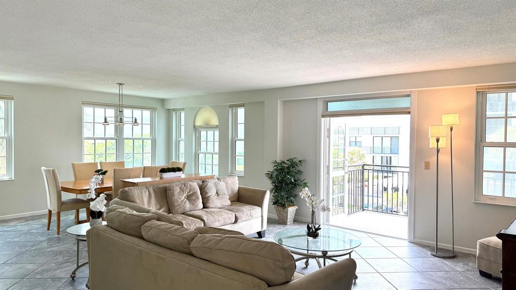 Image 7 of property listing at 3475 S Ocean Boulevard 2160, Palm Beach, FL 33480