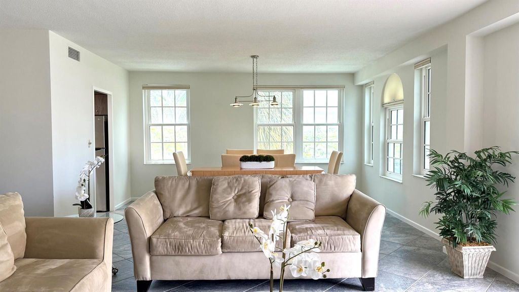 Image 8 of property listing at 3475 S Ocean Boulevard 2160, Palm Beach, FL 33480