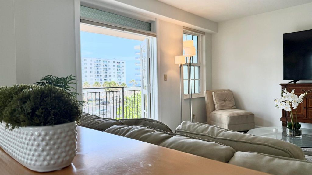 Image 9 of property listing at 3475 S Ocean Boulevard 2160, Palm Beach, FL 33480
