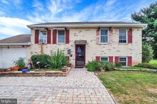 3046 GREENFIELD DR, Dover, PA 17315