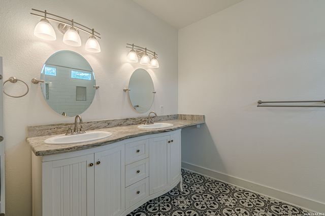 311 W MISTLETOE B, San Antonio, TX 78212