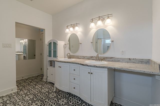 311 W MISTLETOE B, San Antonio, TX 78212