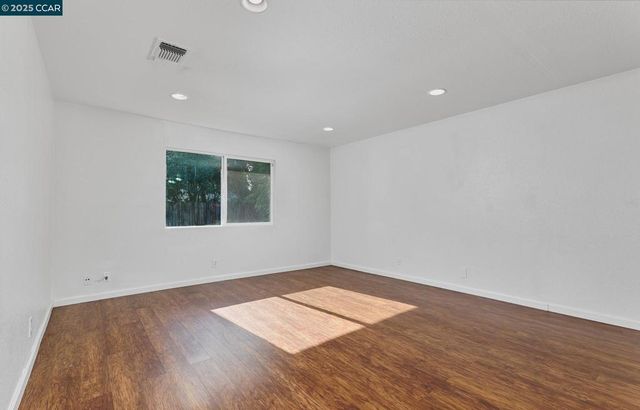 1878 Southwood Dr, Vacaville, CA 95687