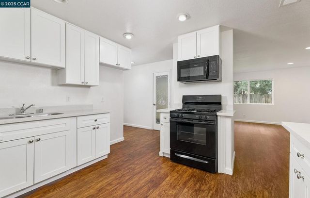 1878 Southwood Dr, Vacaville, CA 95687