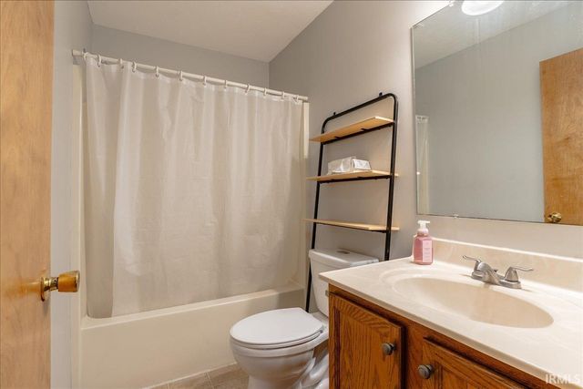 6021 Yosemite Drive, Newburgh, IN 47630