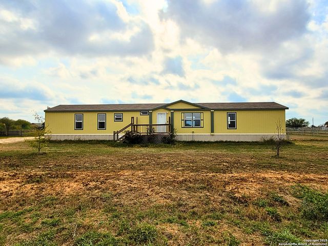 2072 County Road 421, Stockdale, TX 78160